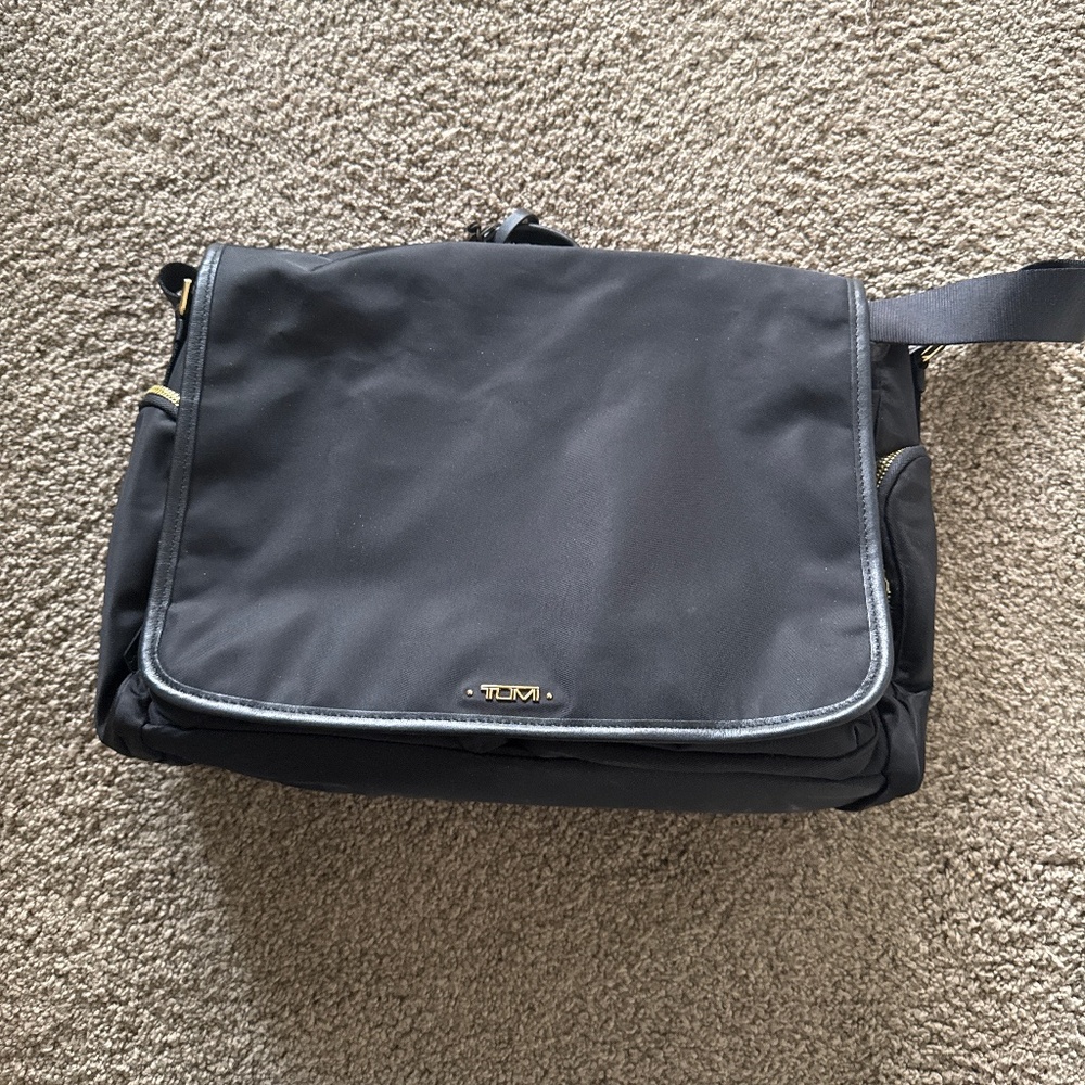 Tumor Lola Messenger Bag NWT